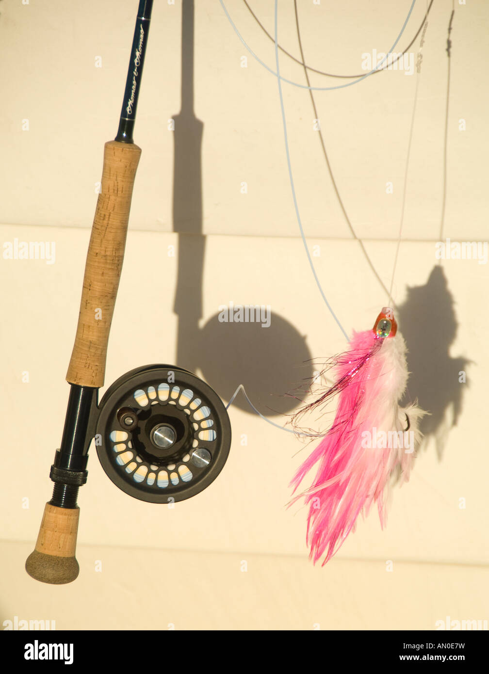 Messico Baja California mare di Cortez silhouette di attrezzi da pesca e saltwater fly sul lato di una barca da pesca Foto Stock