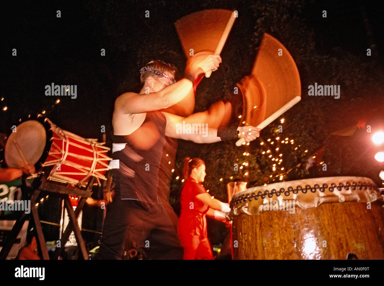 Giapponese taiko batteristi effettuando in corrispondenza di un quartiere festival in Coconut Grove Miami Florida USA Foto Stock