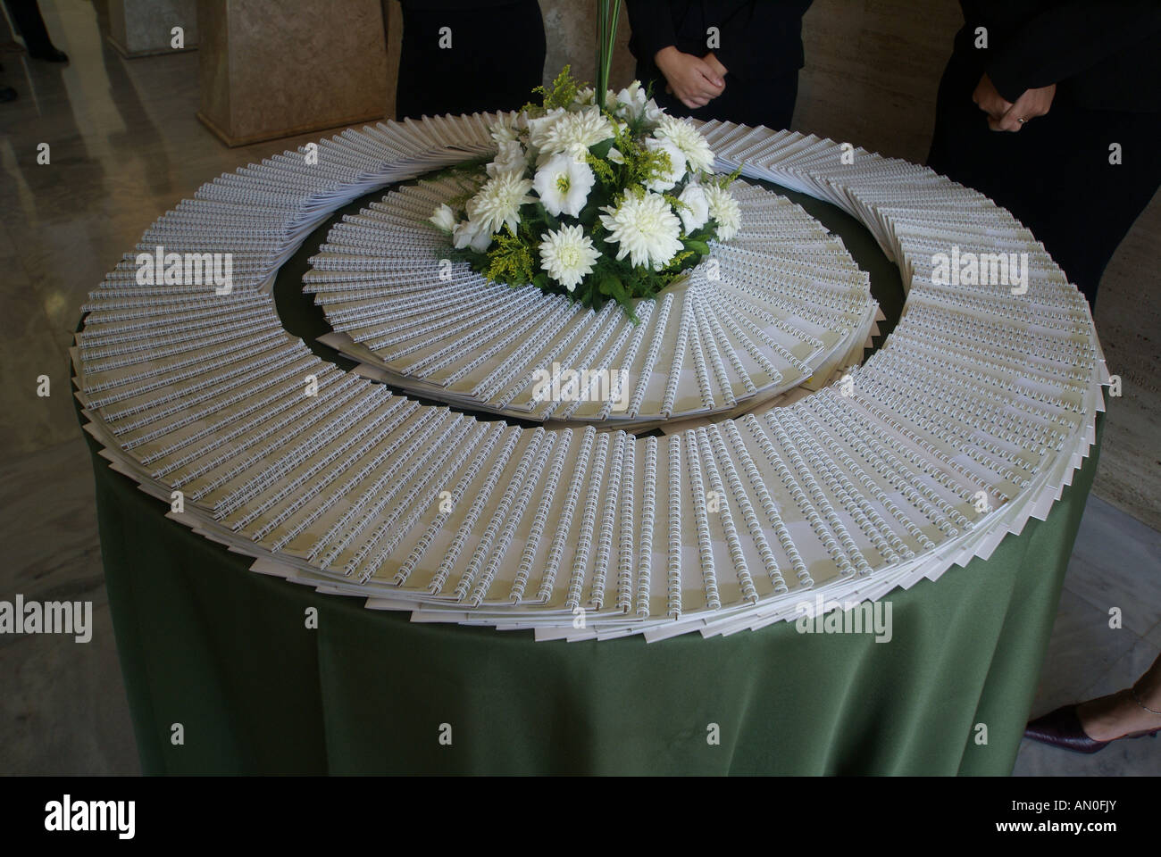 Calendario di feste fiore mani libri allineati bella tavola arranjed in STF Foto Stock