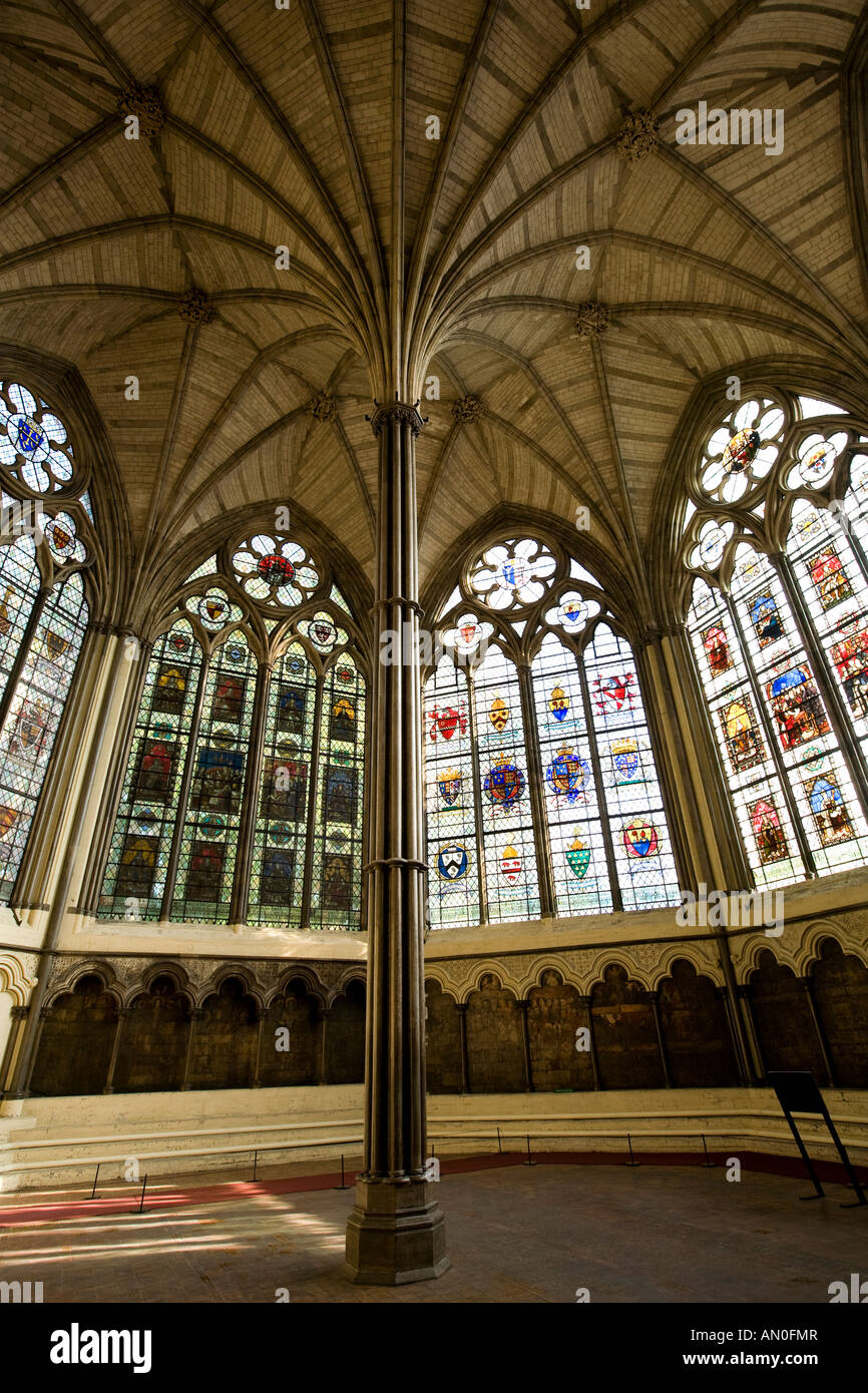 UK London Westminster Abbey Chapter House soffitto a volte windows encausto e pavimento piastrellato Foto Stock