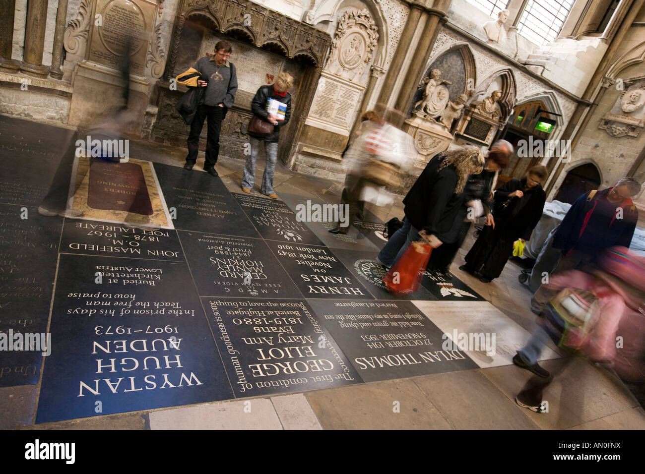 UK London Westminster Abbey del transetto sud Poets Corner visitatori guardando la sezione Omaggi alla memoria Foto Stock