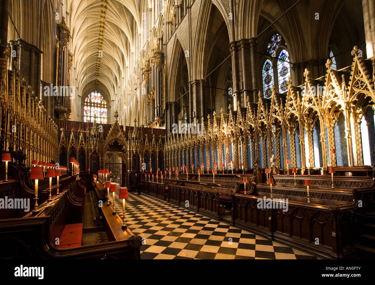 UK London Westminster Abbey La Cudiero decorativamente scolpito gotico vittoriano oak coro Foto Stock