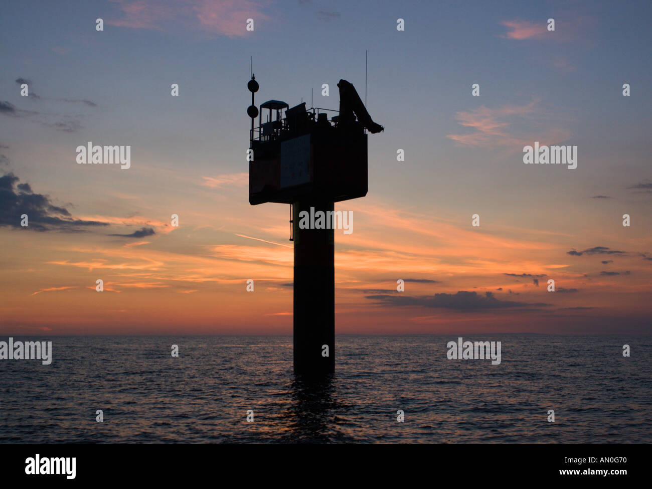 La parte superiore del subacqueo sperimentale di generazione di marea tower off Lynmouth stagliano al tramonto North Devon England Foto Stock