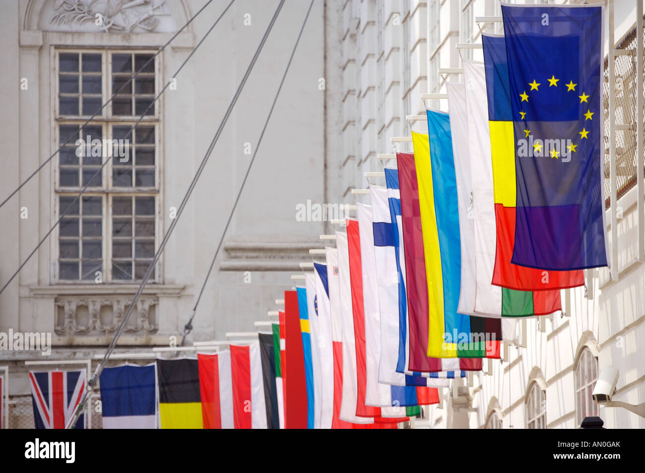 Bandiere internazionali presso il palazzo Hofburg,Vienna, Austria, Europa Foto Stock