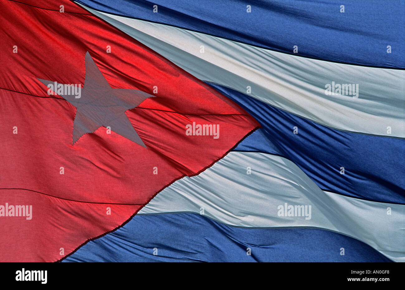 Dettaglio del cubano bandiera nazionale che fluisce nel vento CUBA Foto Stock