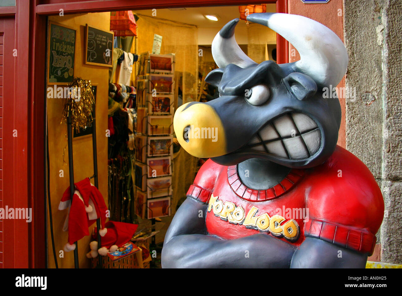 Torro Loco mad bull manichino custodire un negozio in Spagna Foto stock -  Alamy