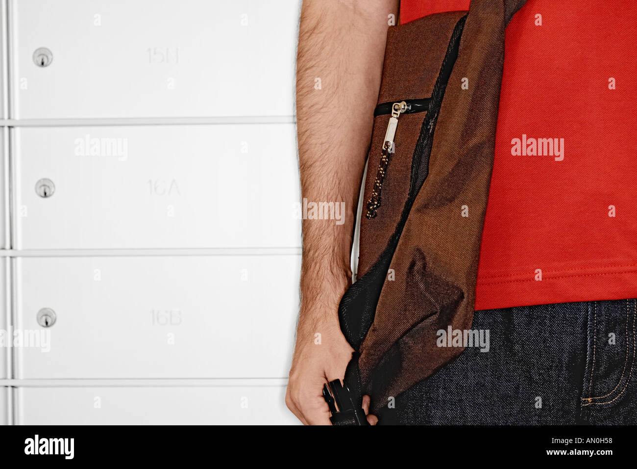 Uomo con messanger bag in piedi nella parte anteriore delle caselle di posta Foto Stock