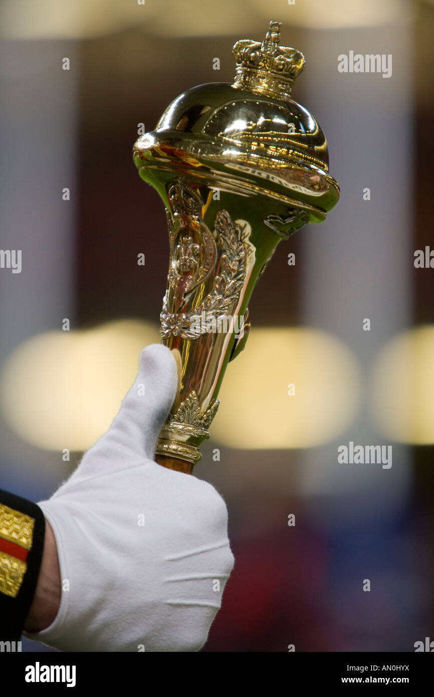 Chiudere fino a la Mazza di un militare di brass band sfilando intorno al Millennium Stadium prima di una partita di rugby Foto Stock