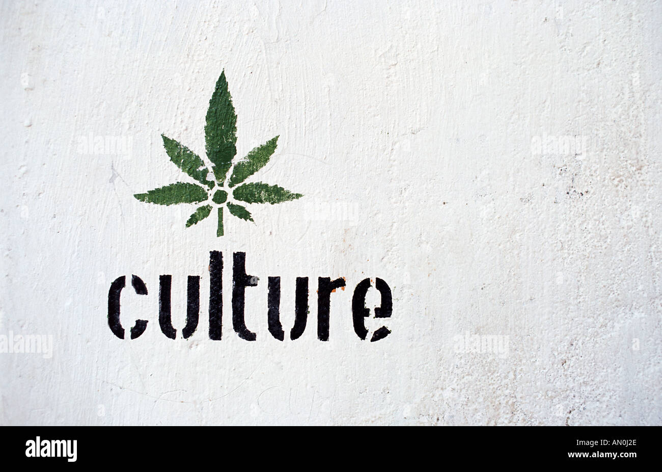 Graffiti di una foglia di marijuana con la parola cultura viene spruzzato su una parete in Stone Town Zanzibar Unguja Tanzania Africa orientale Foto Stock