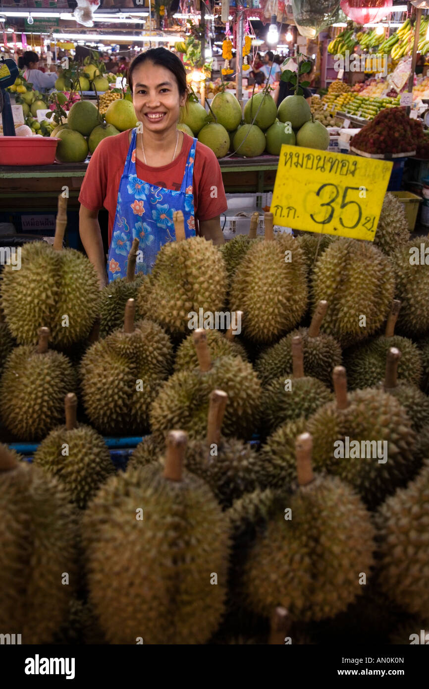 Mercato di vendita stallholder durian fresca frutta e verdura nel mercato di Rayong Thailandia Foto Stock