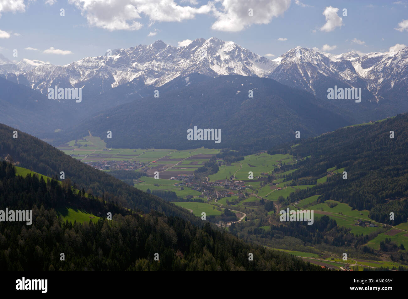 Villaggio di Nova caso (Neuhaussern) backdropped dalla gamma di dolomite, Italia, Sud Tirolo, Sued Tirol, Europa Europa 2006. Foto Stock