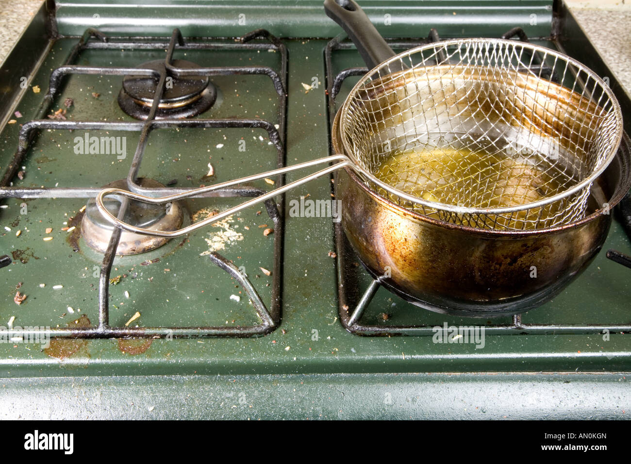 Una pentola unta con chip pan Foto Stock