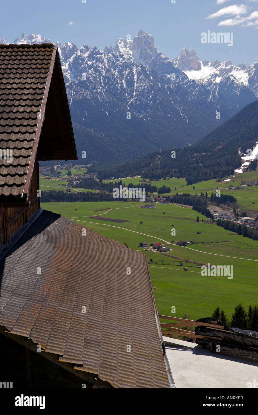 Tipica casa alpina vicino alla città di Dobbiaco backdropped dalle Tre Cime di Lavaredo (Drei Zinnen), Dolomite Range, Italia Foto Stock