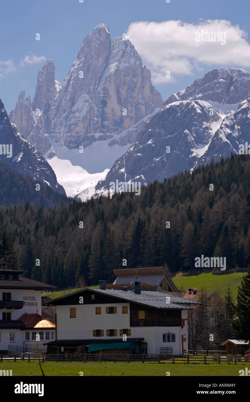 Sharp Dolomite gamma visto dalla città di Sesto (Sesto) Italia, Sud Tirolo, Sued Tirol, Europa Europa 2006. Foto Stock