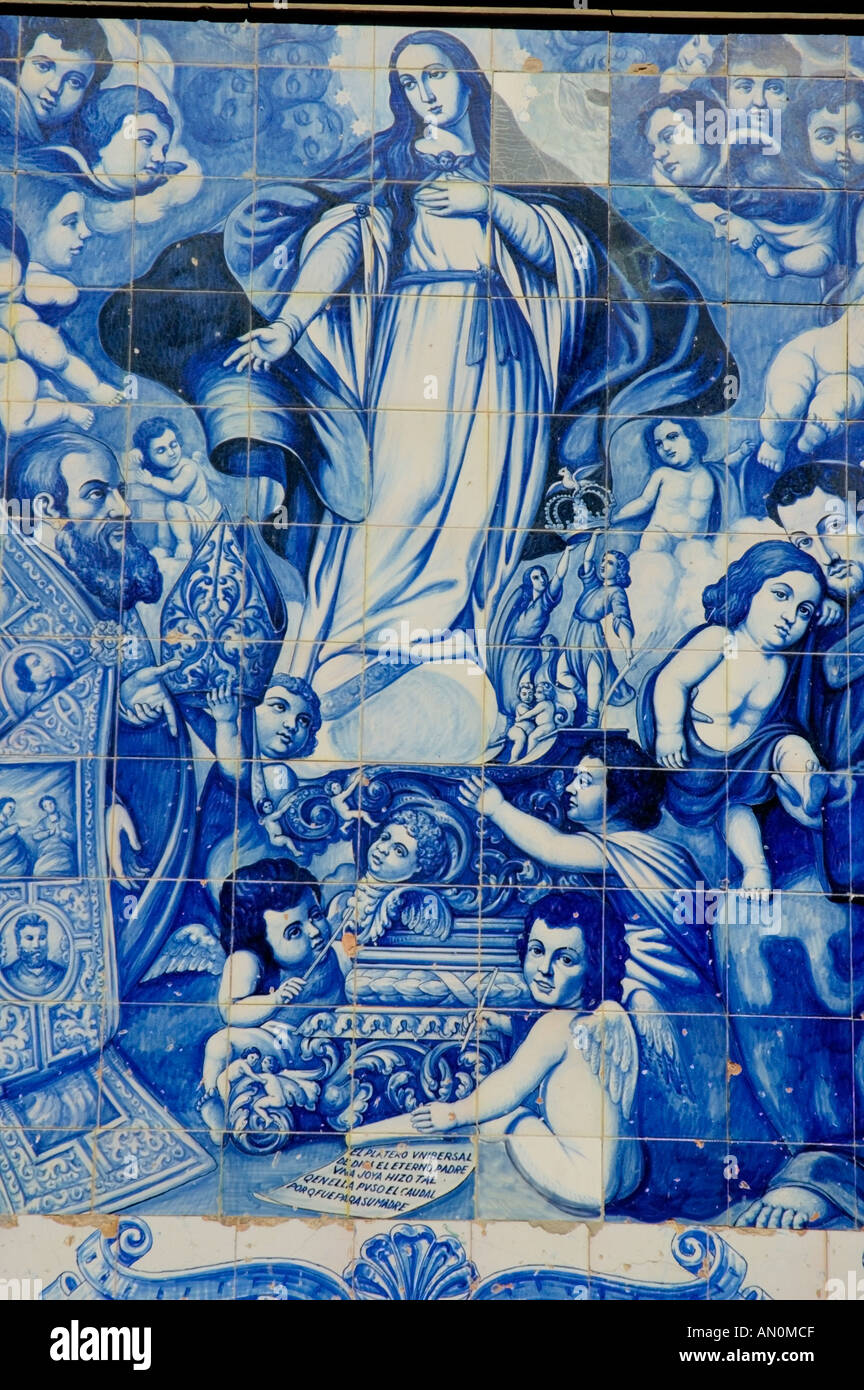 Un azulejo tilework ceramica raffigurante la Vergine Maria con gli angeli sulla parete di una chiesa di San Francisco, Cordoba, Spagna. Foto Stock
