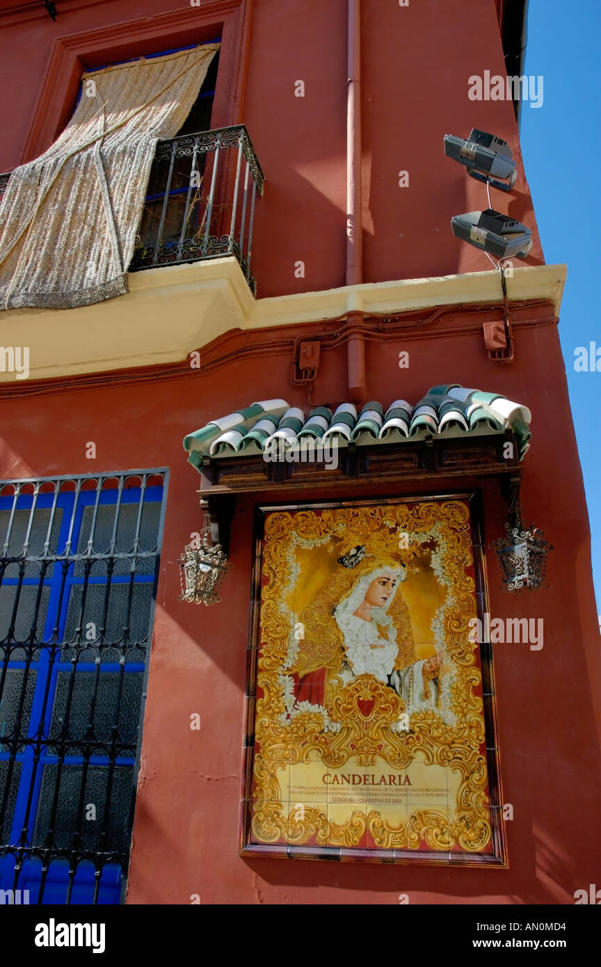 Dolore Andalusia Cordoba Compas de San Francisco Azulejos giallo che rappresenta la Vergine Maria su una parete rossa Foto Stock