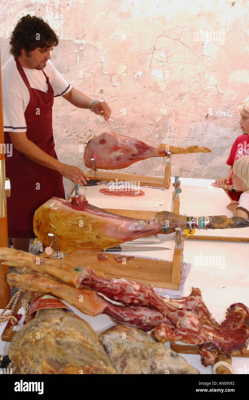 Essendo affettata l'osso nel mercato locale Foto Stock