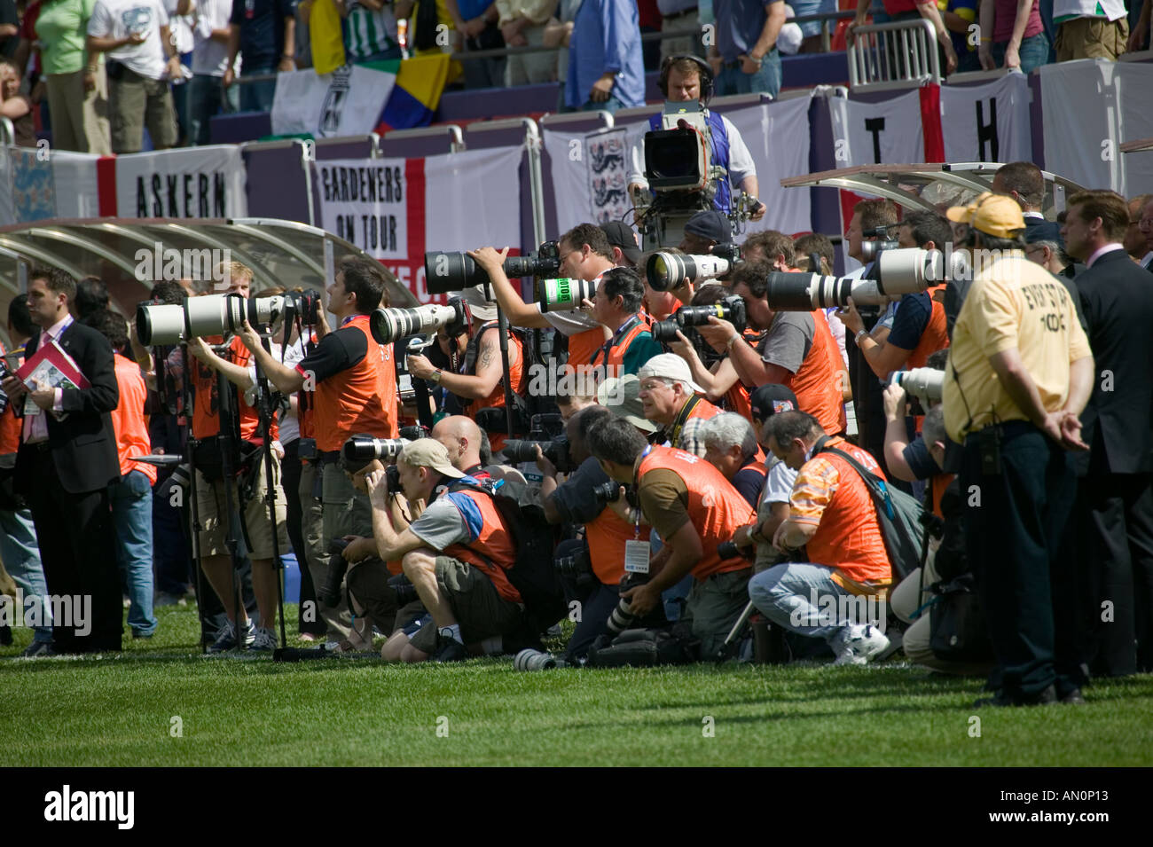 Gruppo di fotografi di sparare un team line up New York City STATI UNITI D'AMERICA LUGLIO 2005 Foto Stock