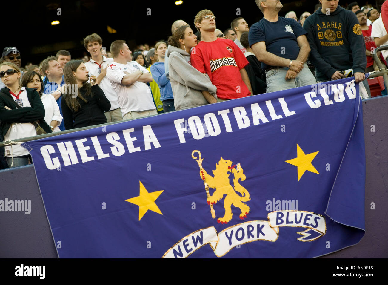 Chelsea soccer fans in gioco in Giants Stadium New Jersey 2005 Foto Stock