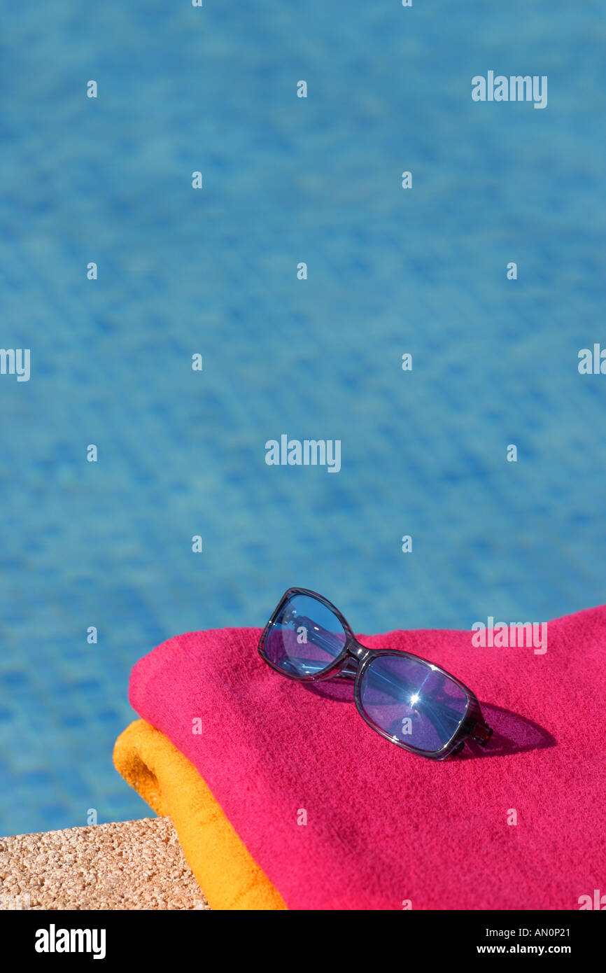 Vacanza Piscina occhiali da sole e asciugamani Foto Stock
