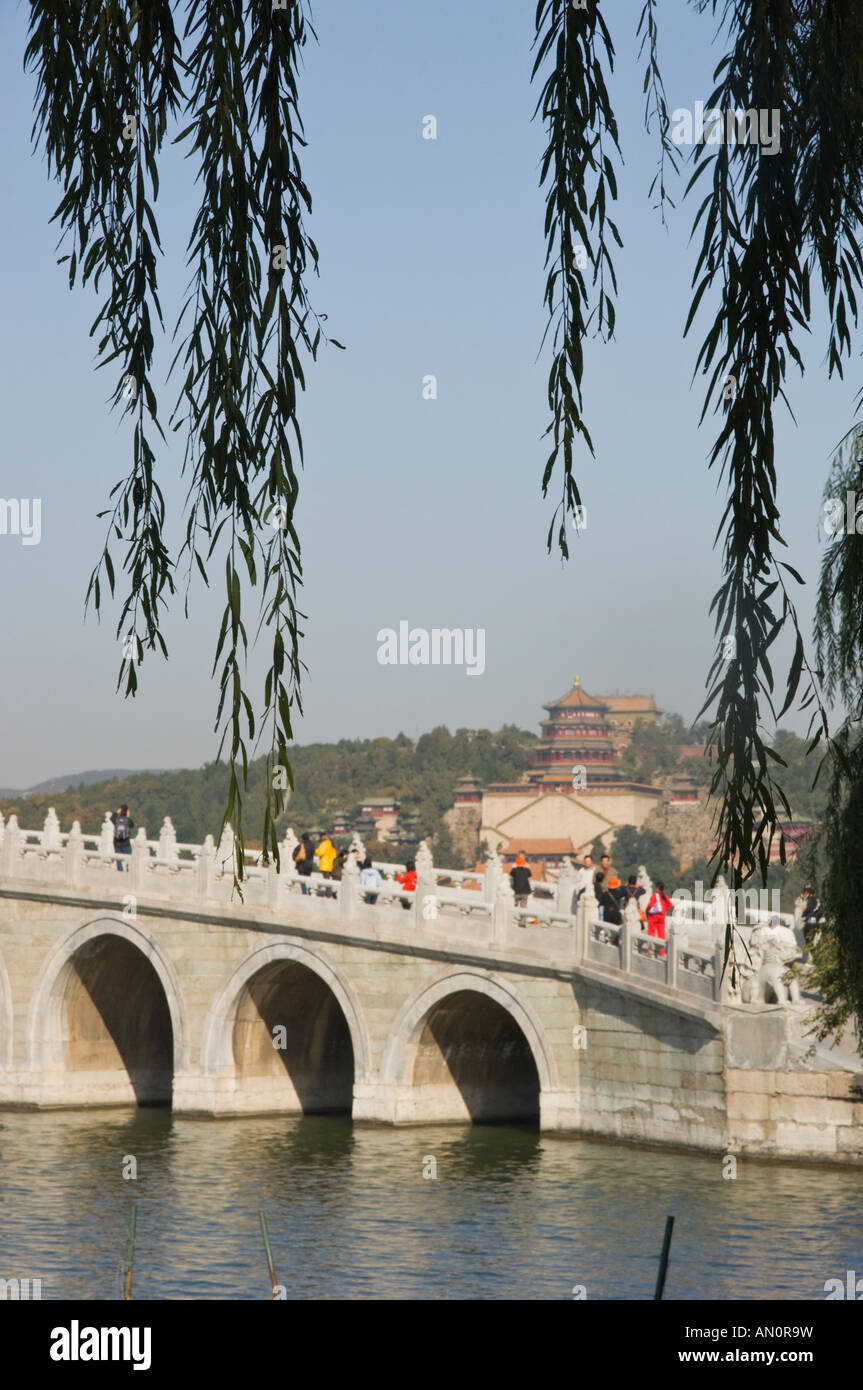 Cina Pechino Il palazzo d'Estate Lago Kunming diciassette il ponte di Arco Foto Stock