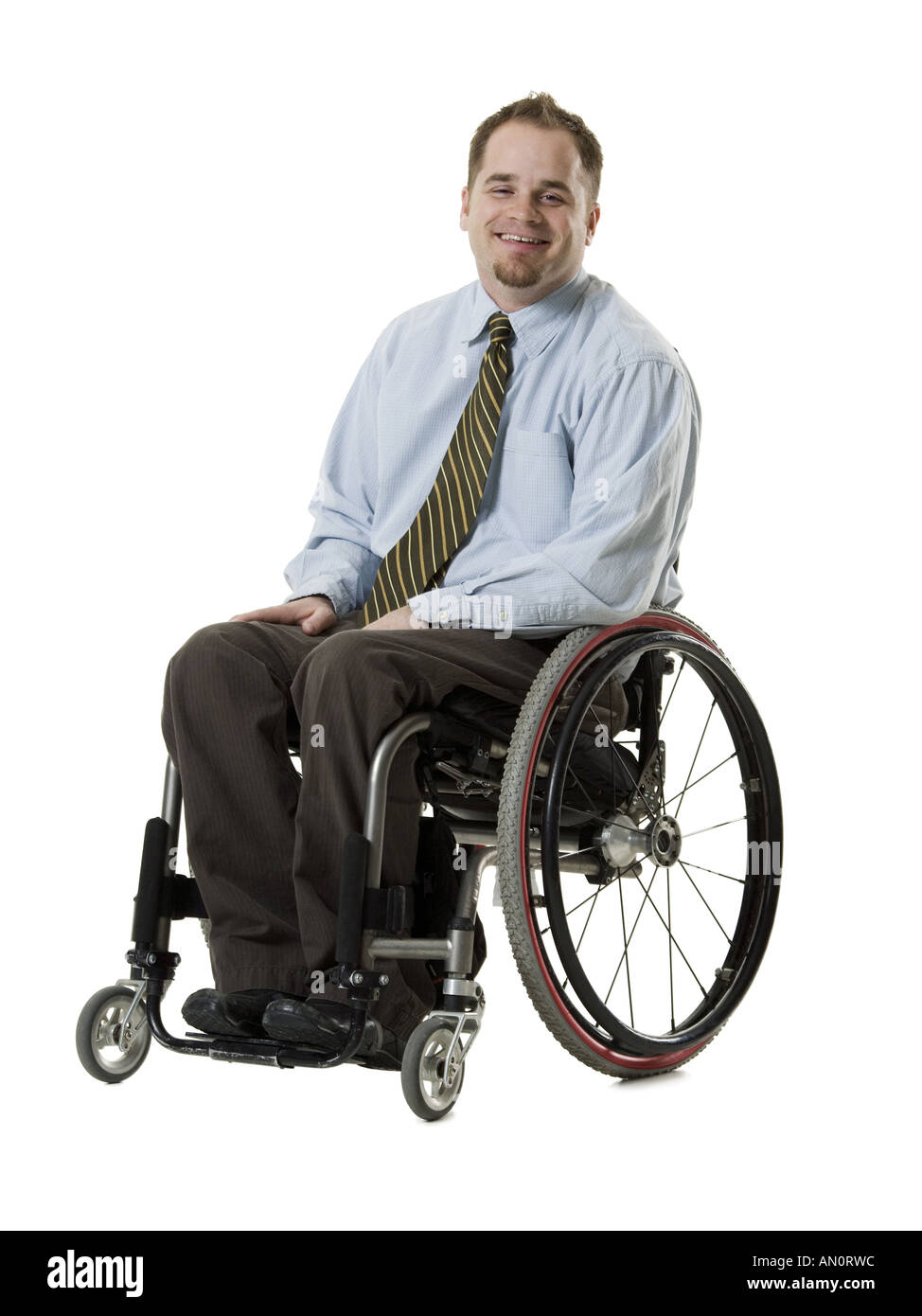 Ritratto di un giovane uomo seduto in una sedia a rotelle Foto Stock