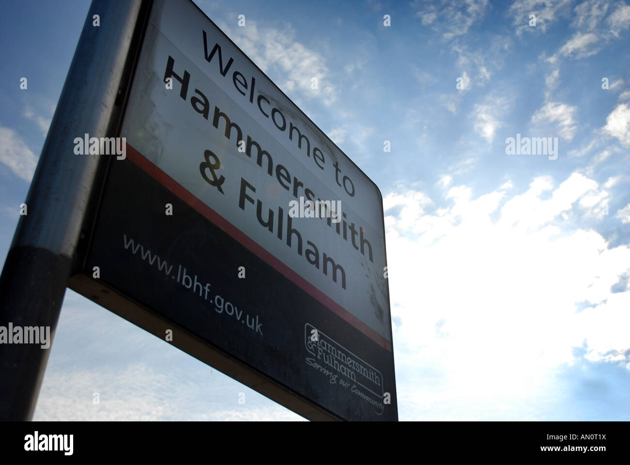 Un cartello stradale che vi danno il benvenuto al London Borough of Hammersmith and Fulham insieme contro un luminoso cielo sereno. Foto Stock