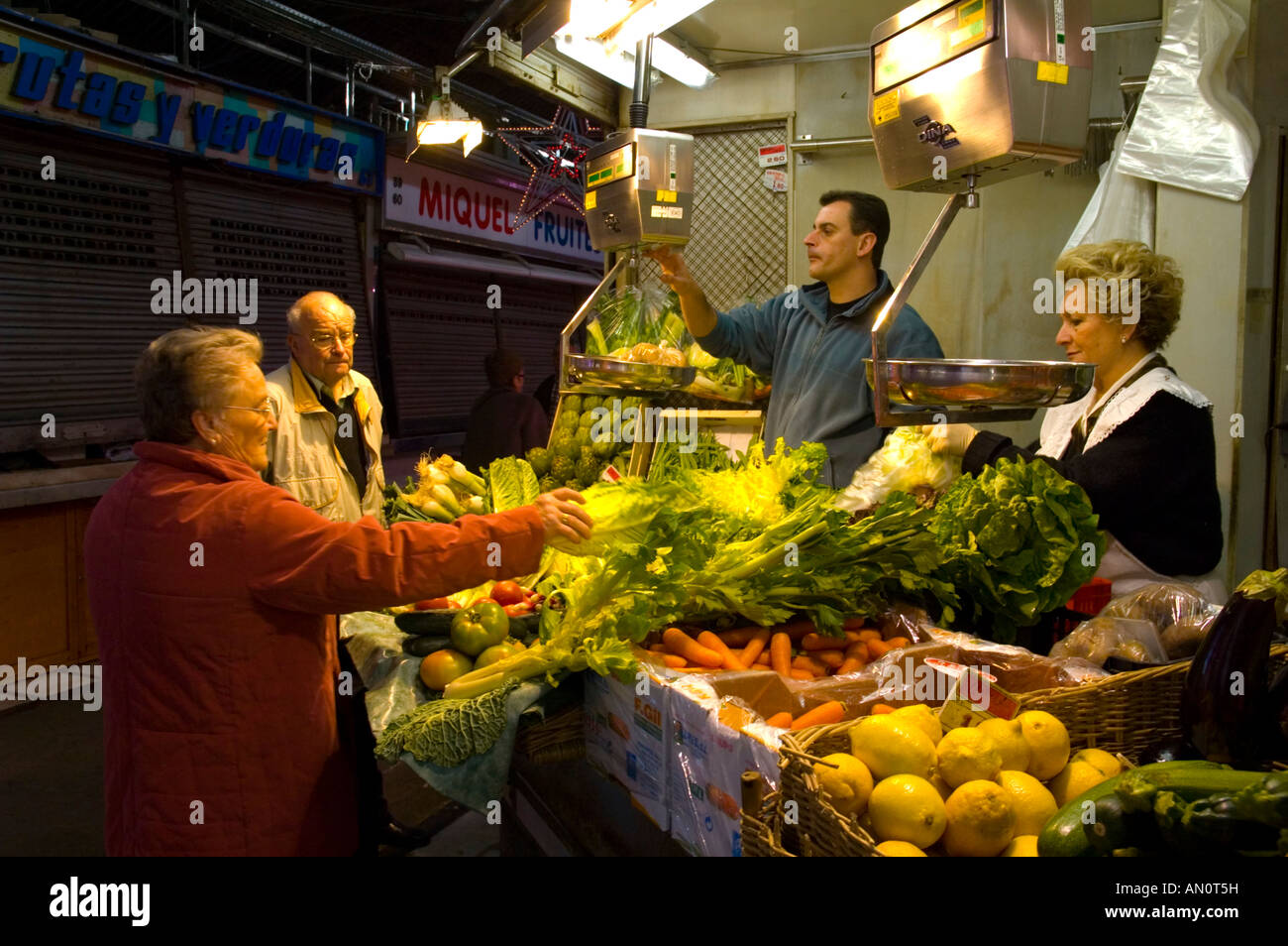 Stallo vegetale al Mercat Sant Antoni Barcellona Spagna UE Foto Stock