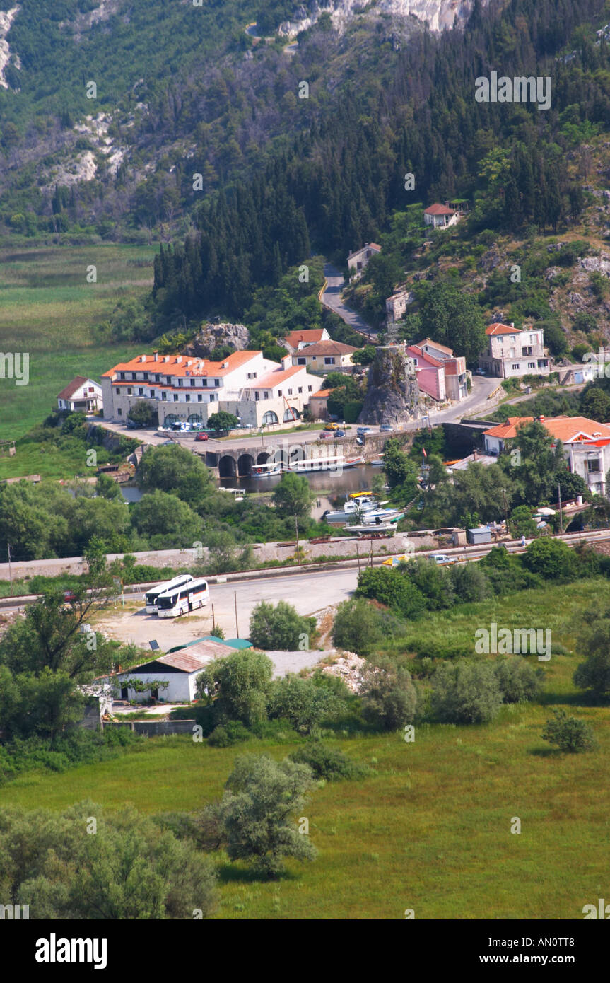 Un piccolo villaggio con un grande hotel e un drammatico di alta montagna vicino a Golubovic e Dopilo Montenegro, Balcani, Europa. Foto Stock