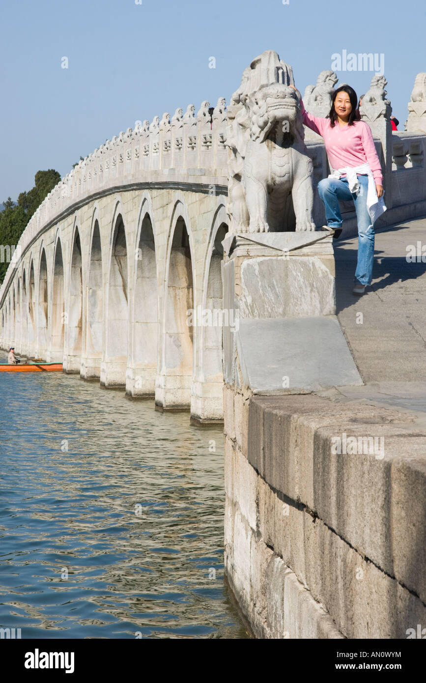 Cina Pechino Il palazzo d'Estate Lago Kunming diciassette il ponte di Arco giovane donna messa in pausa a ponte Foto Stock