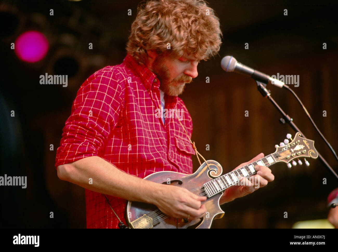 Il mandolino virtuoso Sam Bush effettuando al Merle Watson Memorial festival in Wilkesboro North Carolina USA Foto Stock