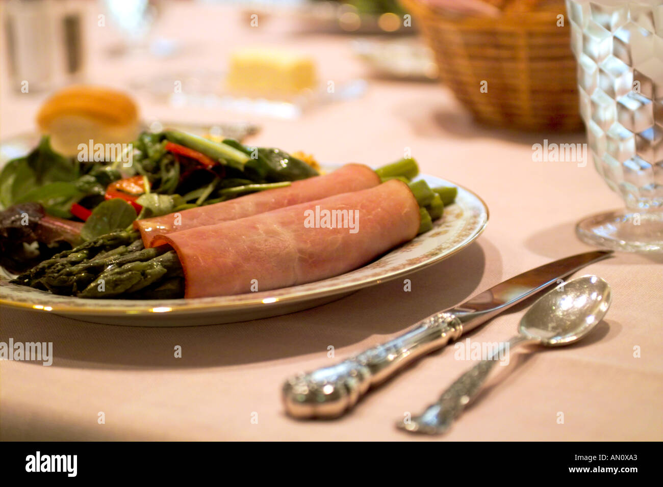 Gli asparagi avvolti nel prosciutto per brunch pasquale Foto Stock