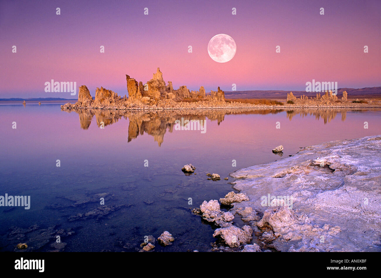 Luna piena su off shore formazioni di tufo al tramonto lungo la riva sud del Lago Mono Mono Basin National Scenic Area California Foto Stock