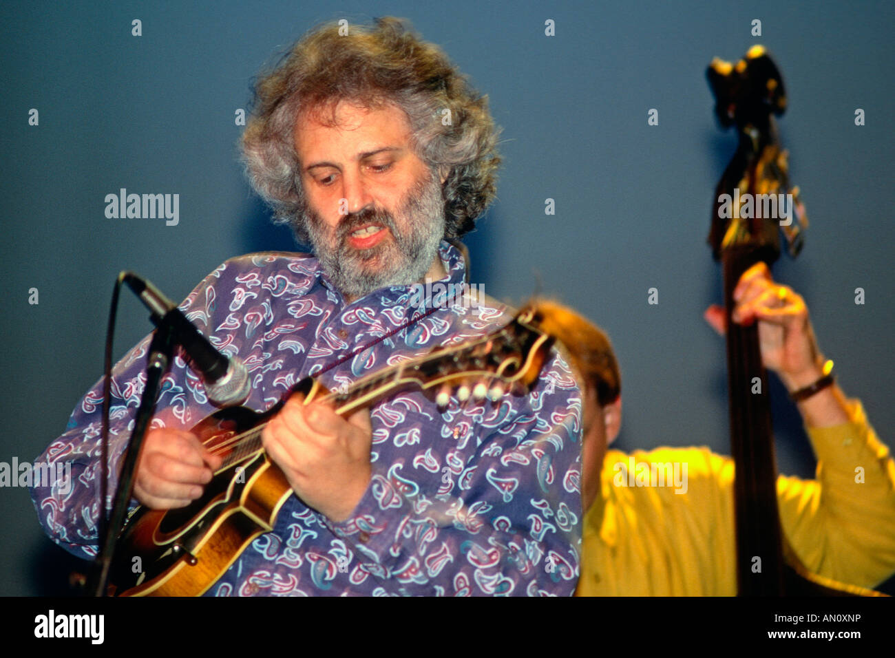 Il mandolino virtuoso David Grisman effettuando al Merle Watson Memorial festival in Wilkesboro North Carolina USA Foto Stock