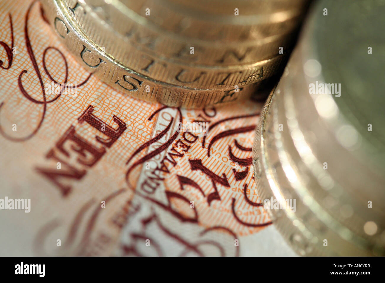 British Pound sterling monete e dieci pound nota Foto Stock