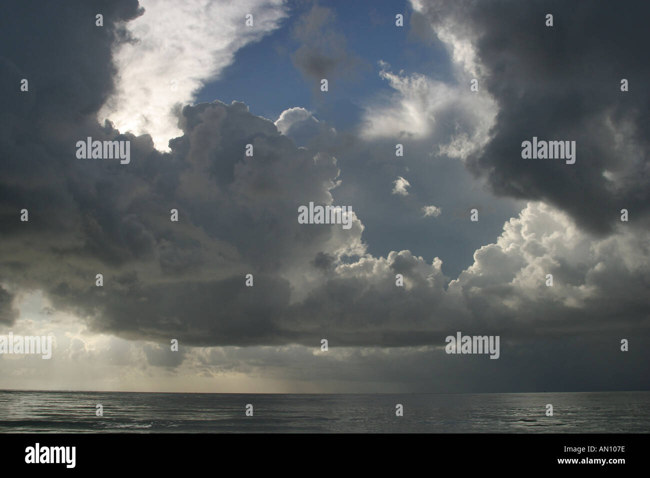 Miami Beach Florida,tempesta,nuvole,atmosfera,cielo,tempo,ambiente,umidità,meteorologia,vicino Atlantic Shore,costa,costa,costa,mare Foto Stock