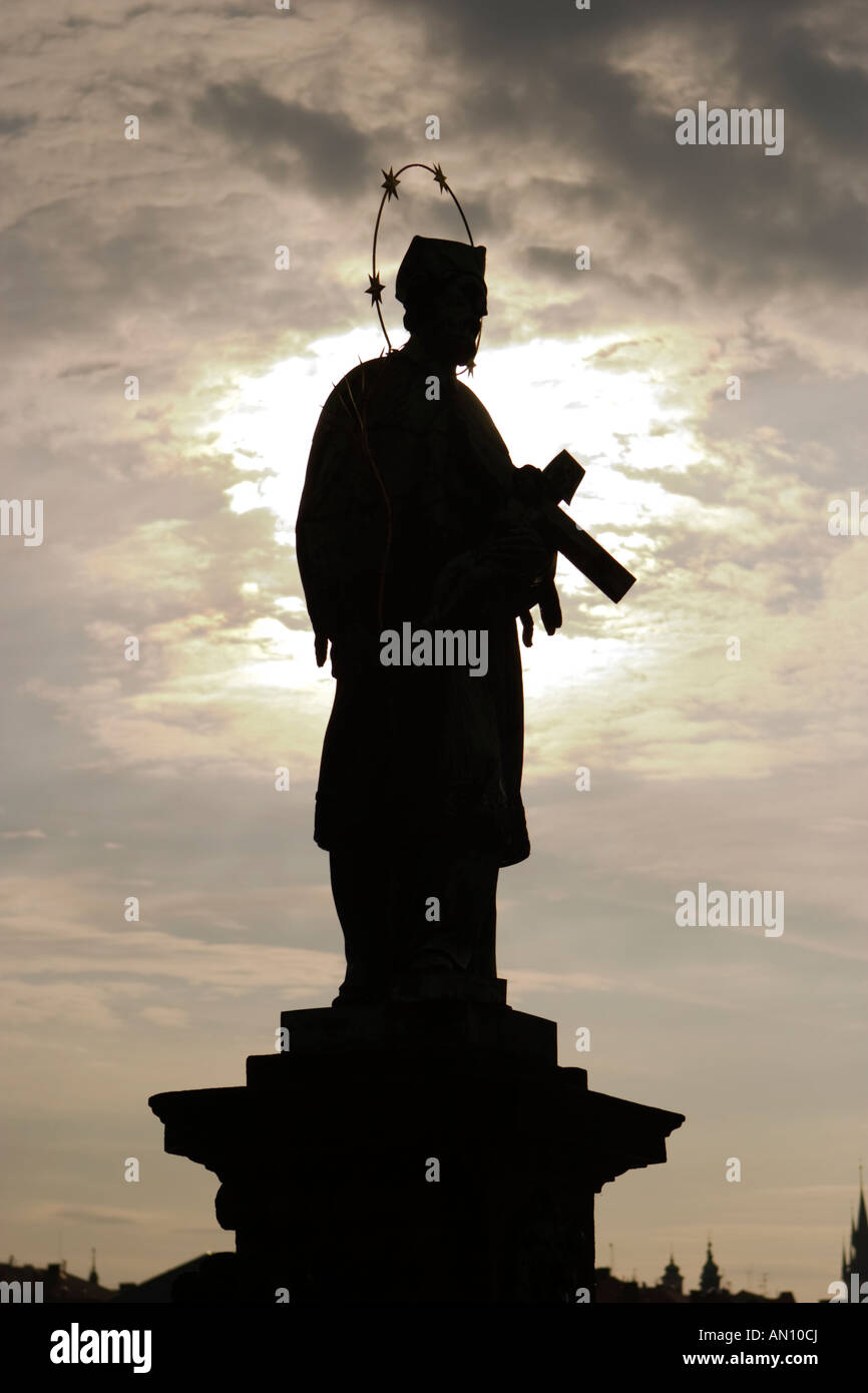 La statua del santo sul ponte Carlo a Praga. Foto Stock