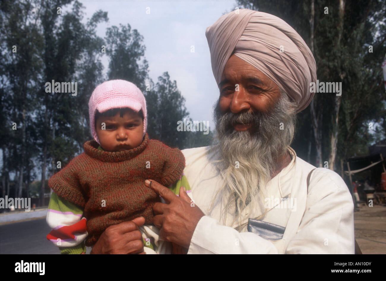 Uomo anziano con piena barba bianca azienda giovane bambino. India Foto  stock - Alamy