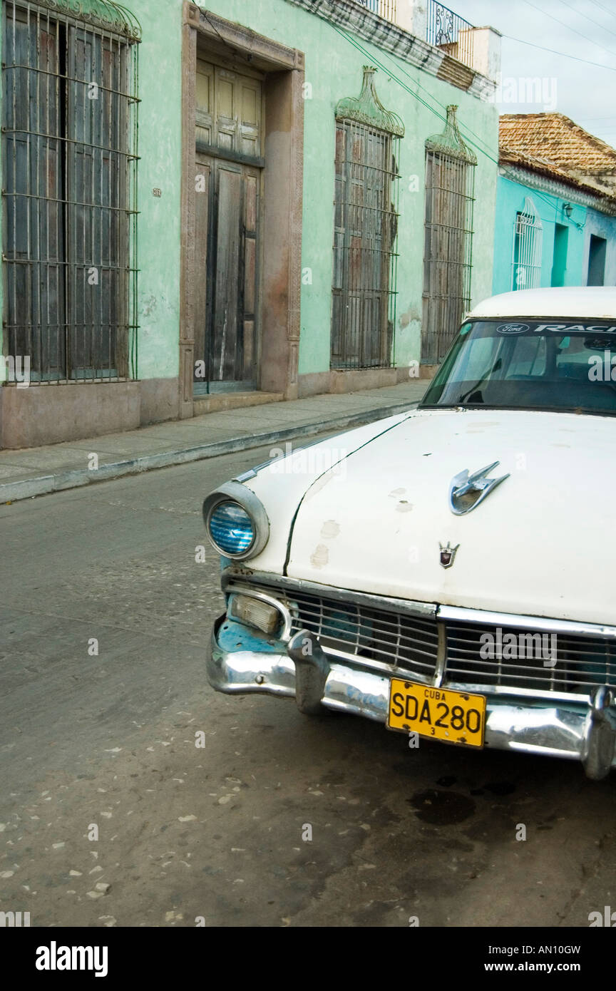Vecchio American automobile parcheggiata in un colorato street a Cuba Foto Stock