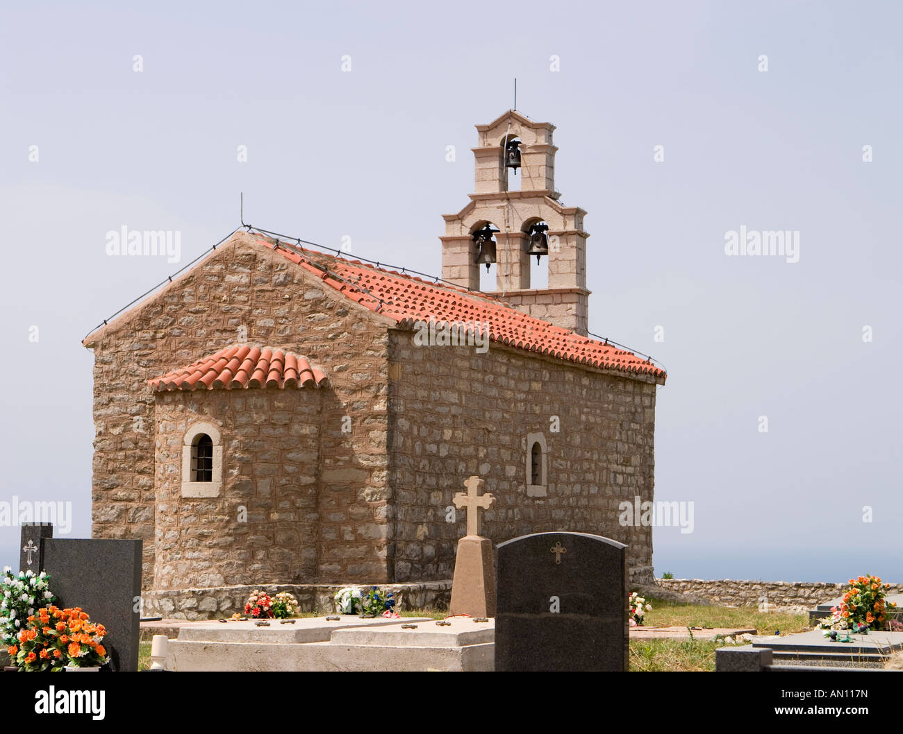 Una collina chiesa in Montenegro. Foto Stock