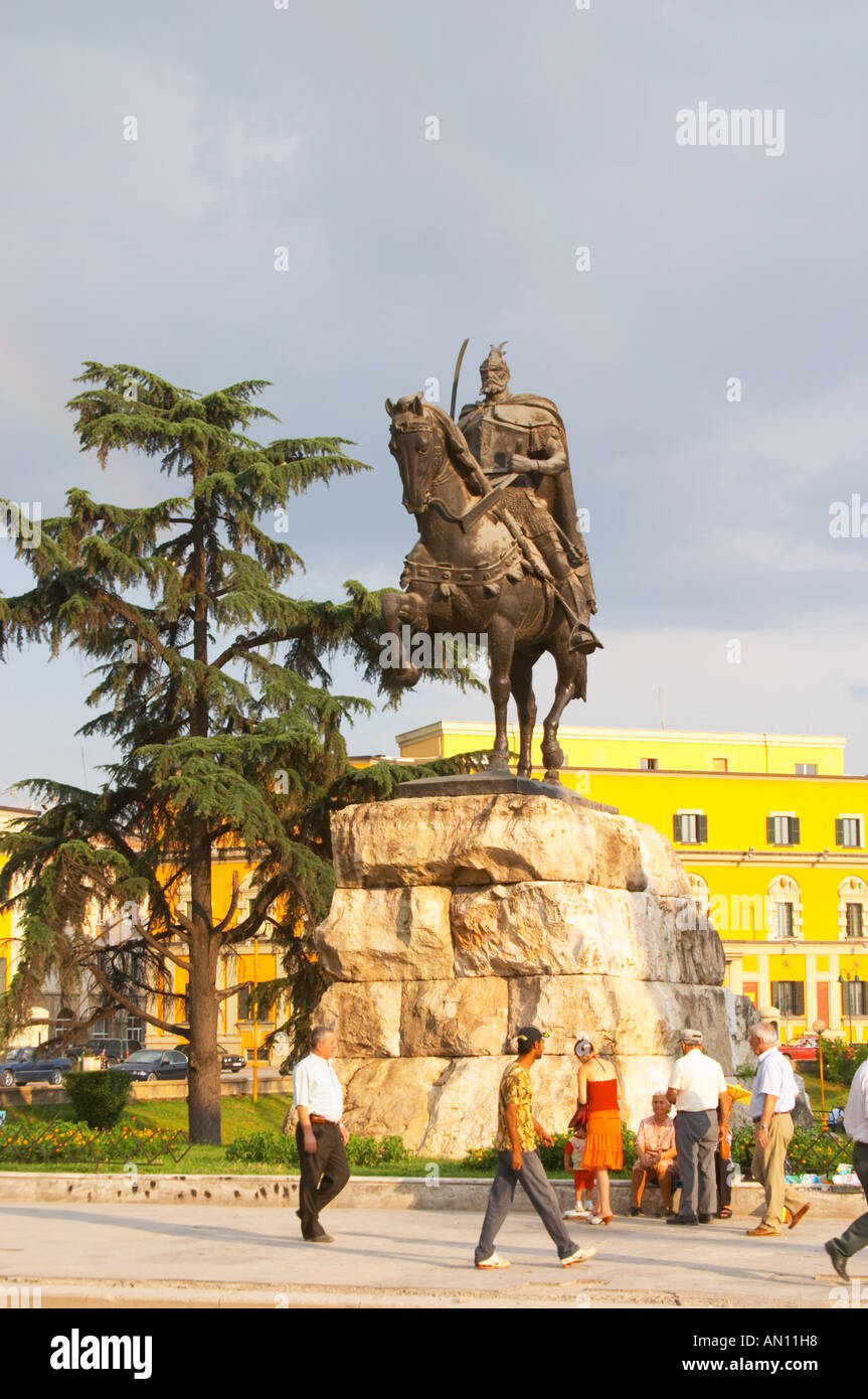 La statua del xv secolo un guerriero e un eroe nazionale Skanderbeg Skanderburg su un enorme base di pietra. Il Tirana Piazza Centrale, Skanderburg Skanderbeg Square. Capitale Tirana. L'Albania, Balcani, Europa. Foto Stock