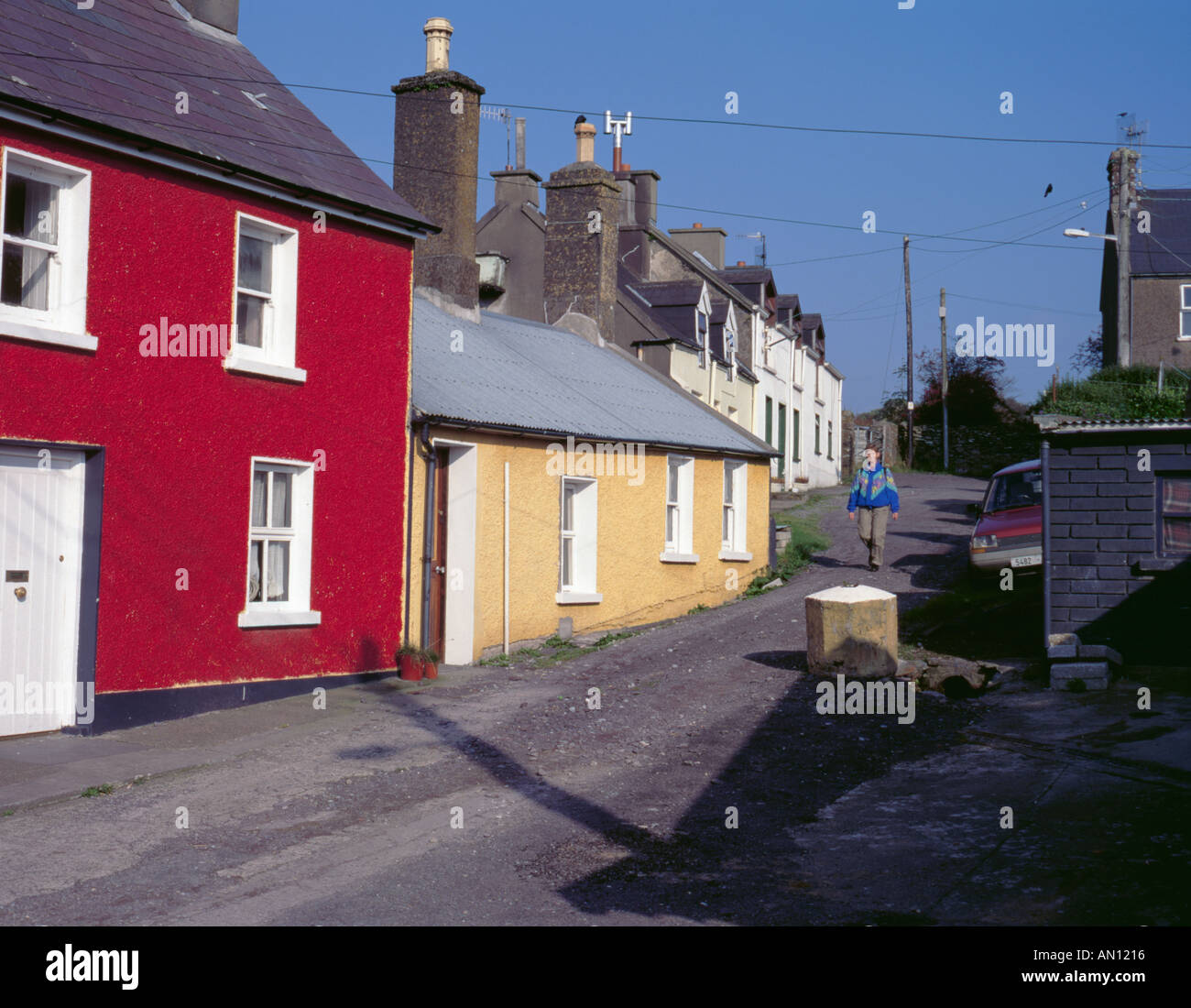 Il pittoresco dipinto luminosamente cottage in pietra, villaggio di Dingle, penisola di Dingle, nella contea di Kerry, Eire (Irlanda). Foto Stock