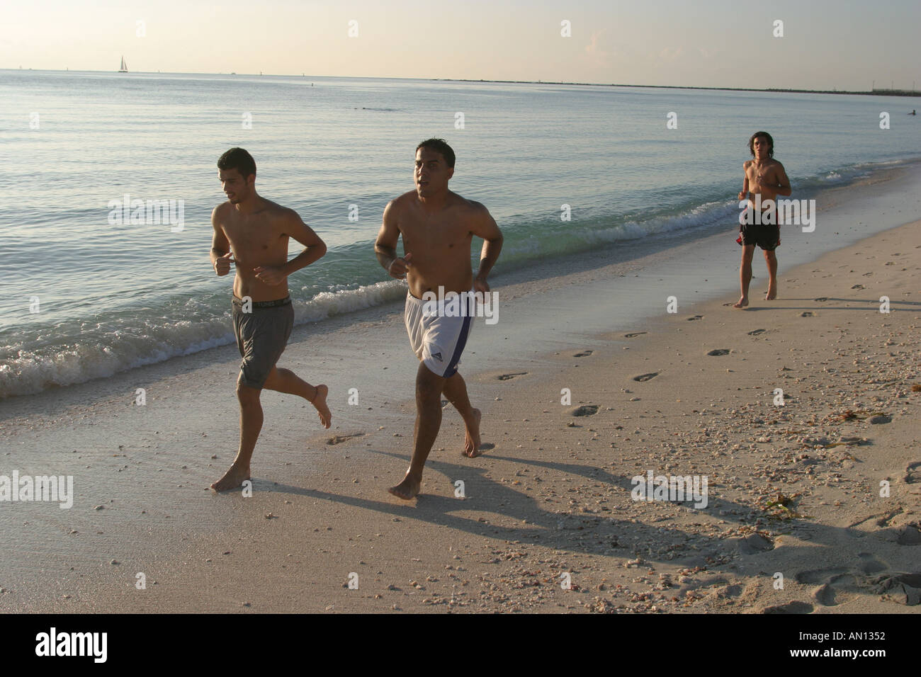Miami Beach Florida,Atlantic Shore,costa,costa,costa,costa,mare,joggers by surf,moto ondoso,maree,marea,acqua salata,onde,natura,bagnato,erosione,visi Foto Stock