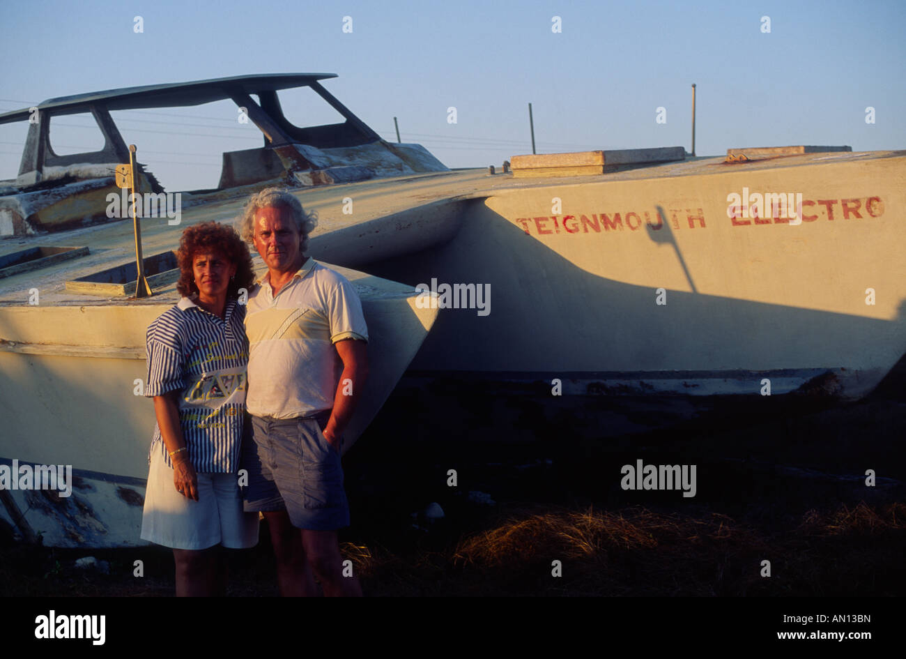 Winston McDermot e sua moglie Denise stand da Teignmouth Electron, Cayman Brac, Isole Cayman, 1991 Foto Stock