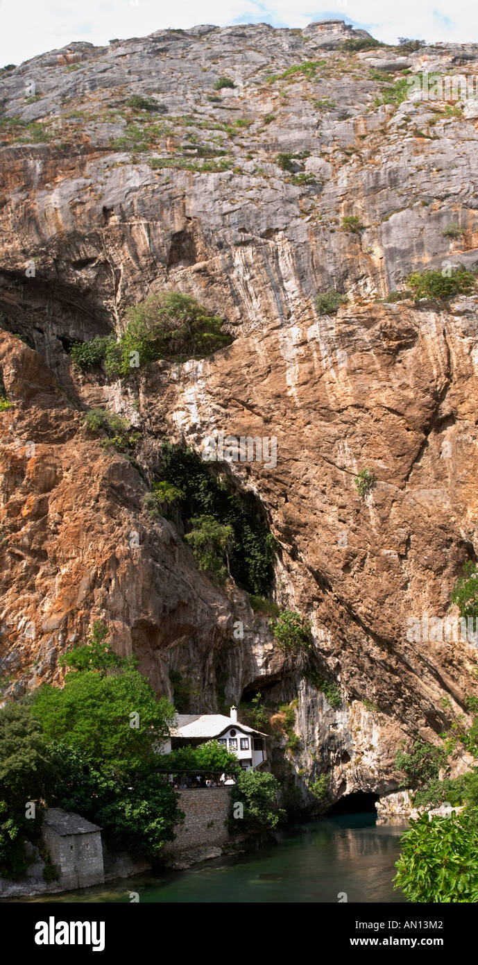 La sorgente del fiume Buna presso il vecchio monastero musulmano chiamato la Casa dei Dervisci Rotanti, al di sotto di un impressionante vertic Foto Stock