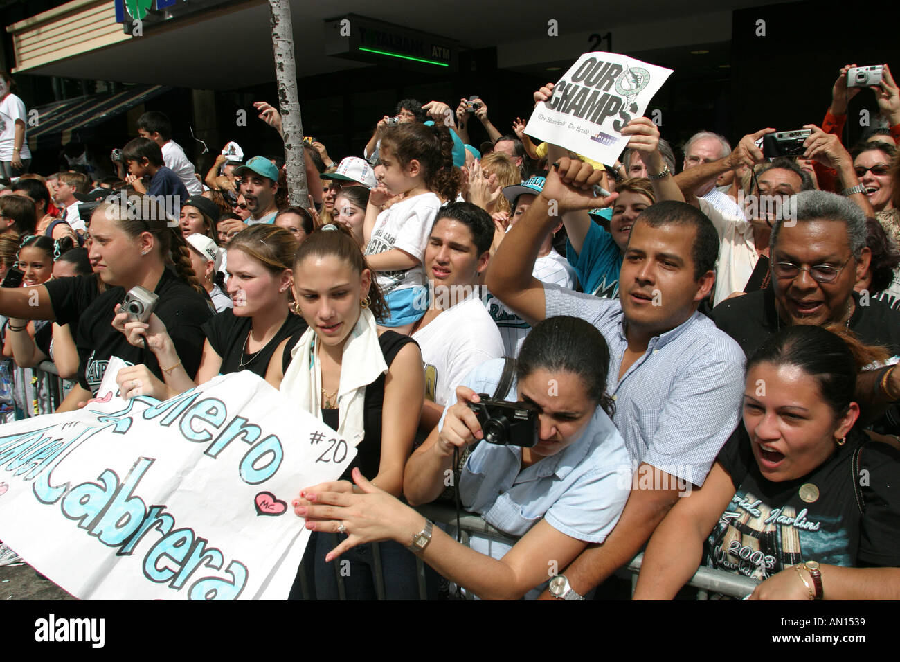 Miami Florida, Flagler Street, vincitore della Florida Marlins Major League Baseball World Series, festeggia i tifosi, striscioni, sfilata, evento culturale, tradizione, attività Foto Stock