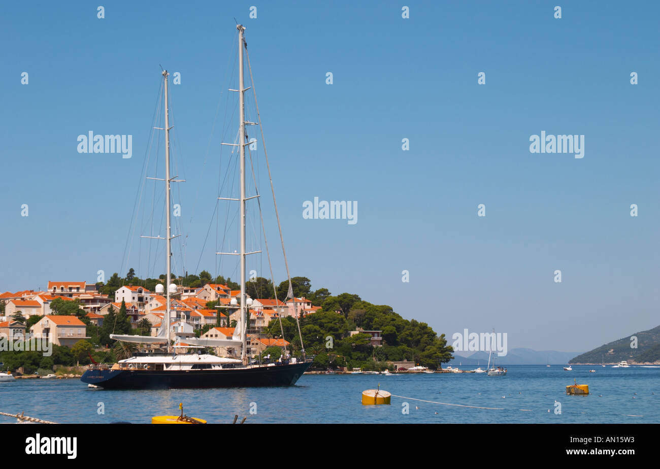 Un grande piacere lussuosa nave a vela yacht con due montanti, denominata Santa Maria di lasciare il porto. Luka porto di Gruz. Dubrovnik, città nuova. Costa della Dalmazia, Croazia, Europa. Foto Stock