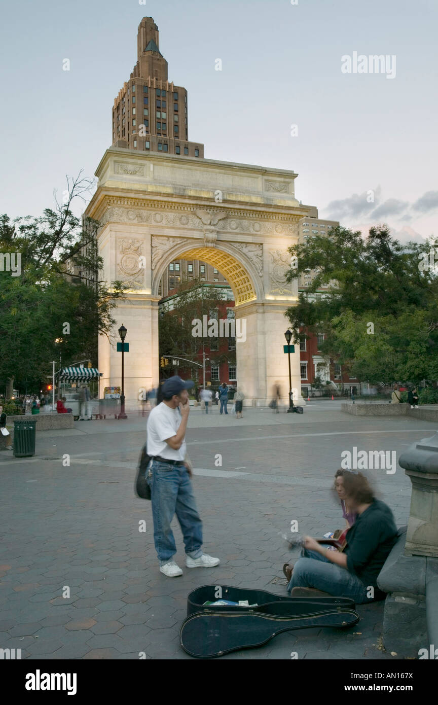 Washington memorial Arch 1889 da Stanford White siede alla base della Quinta Avenue vicino a NYU il Greenwich Village di New York City Foto Stock