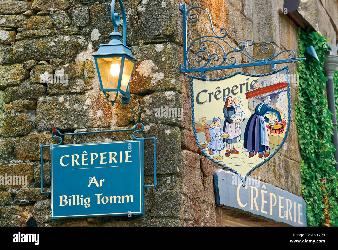 Segnale del "Creperia Ar Billig Tom", Locronan, Bretagna Francia Foto Stock