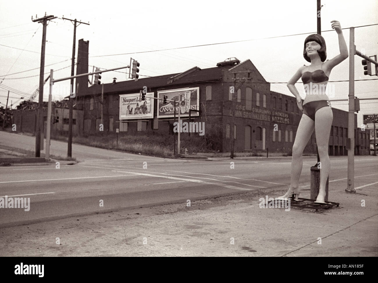 Gigante donna in fibra di vetro in corrispondenza di un bordo strada come un attrazione per un negozio di pneumatici Foto Stock